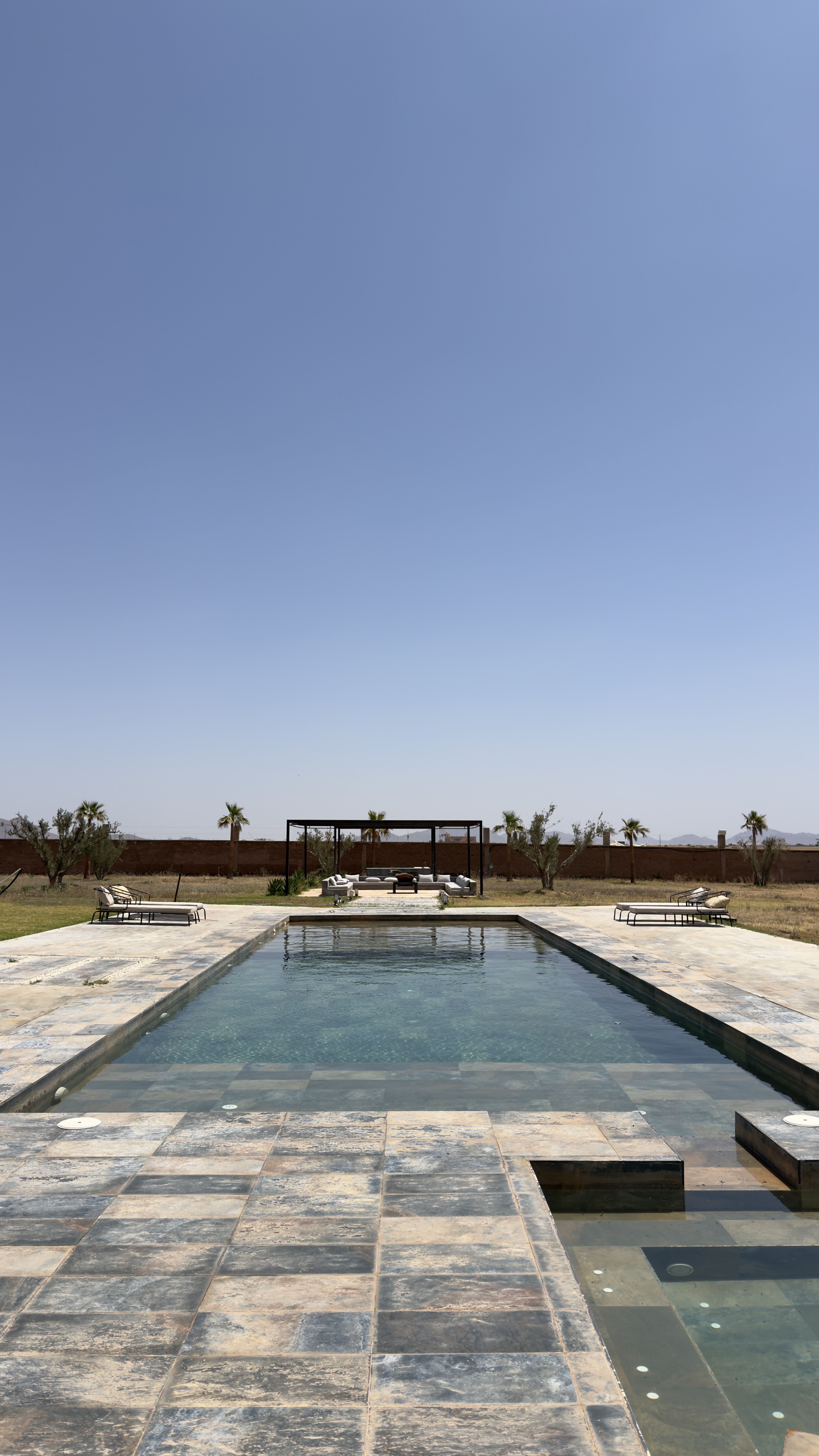 Piscine extérieure et plaine ouverte