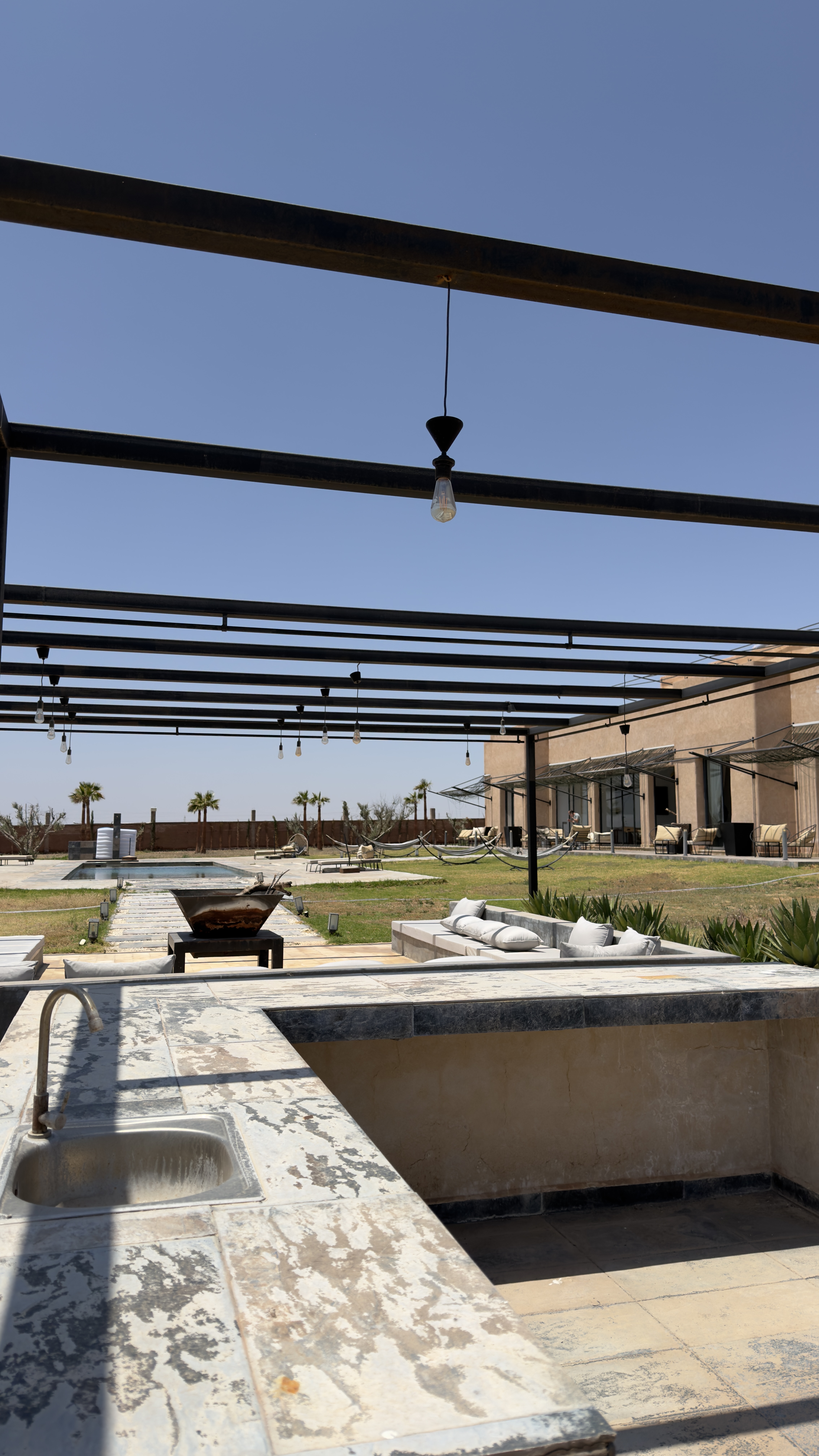Pool bar sous pergola géométrique