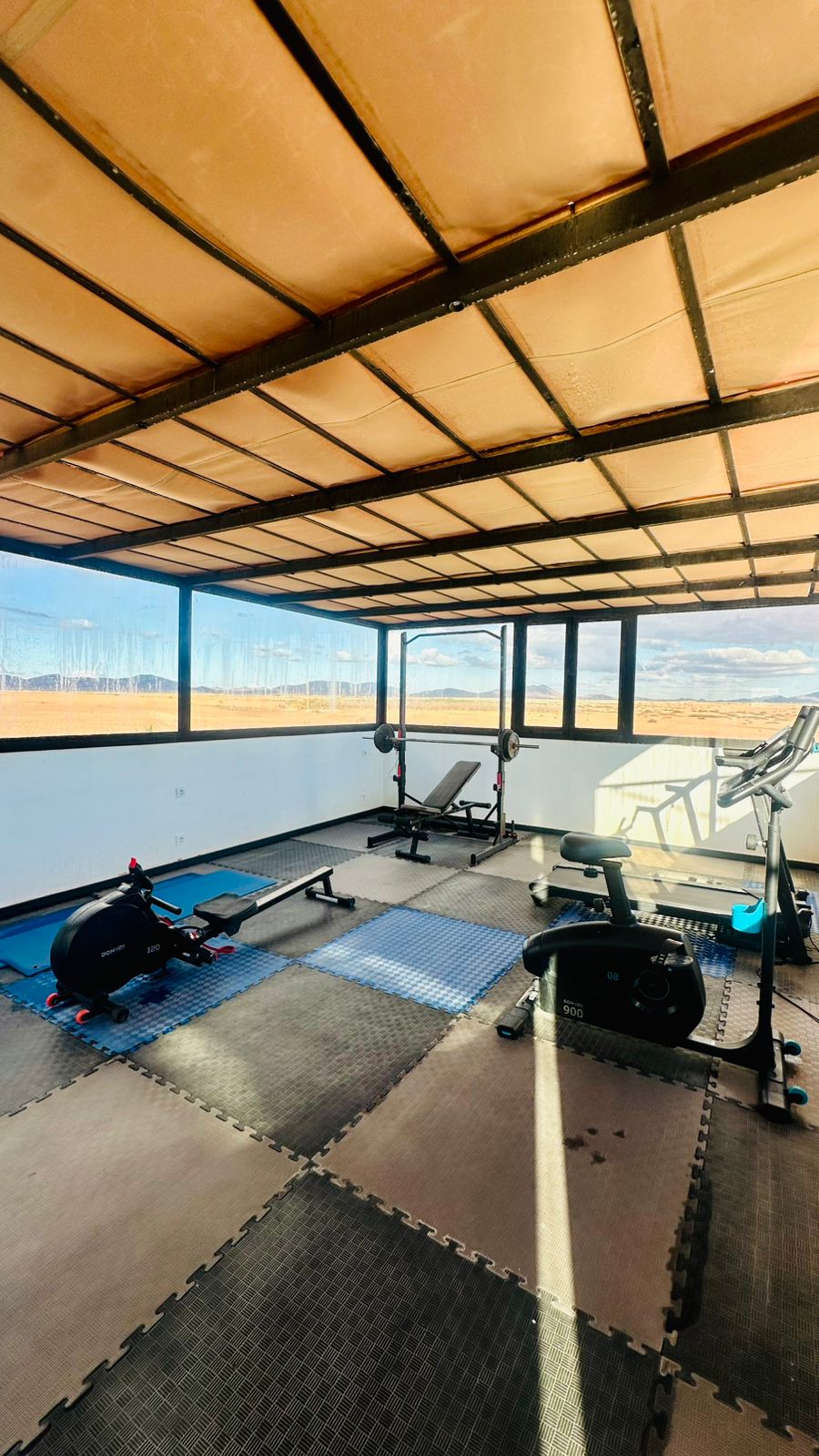 Salle de sport avec vue désert